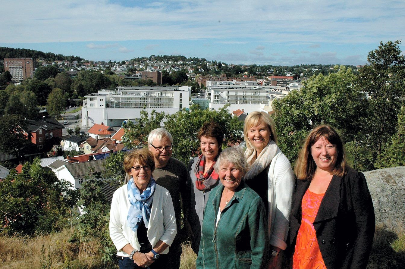 A group of people standing on a hill

Description automatically generated